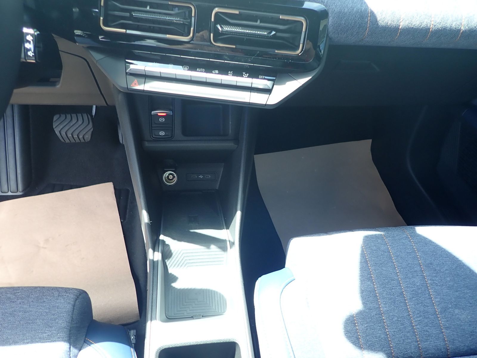 Fahrzeugabbildung Renault R 4 E-Tech elektrisch Techno "plein sud" 150 Com