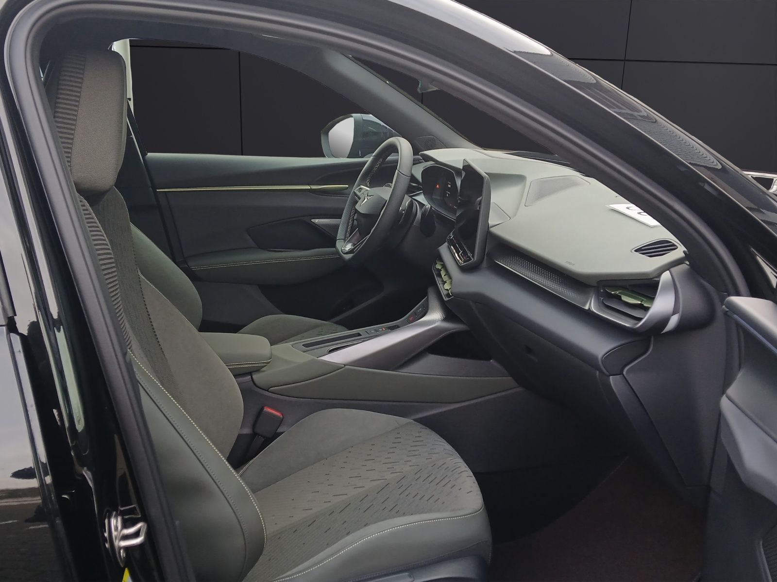 Fahrzeugabbildung CUPRA Terramar VZ e-Hybrid Tribe Matrix Sennh.AHK