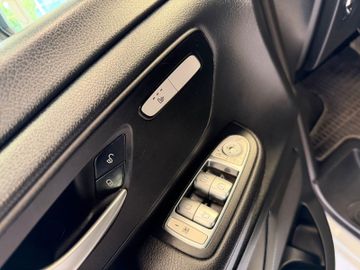 Mercedes V 220 - 12