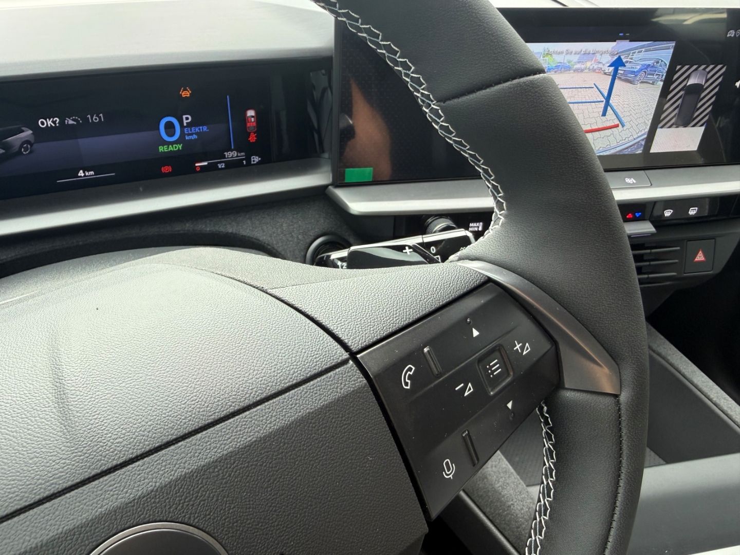 Fahrzeugabbildung Opel Grandland 1.6 Plug-in-Hybrid mit AHK+Allwetter