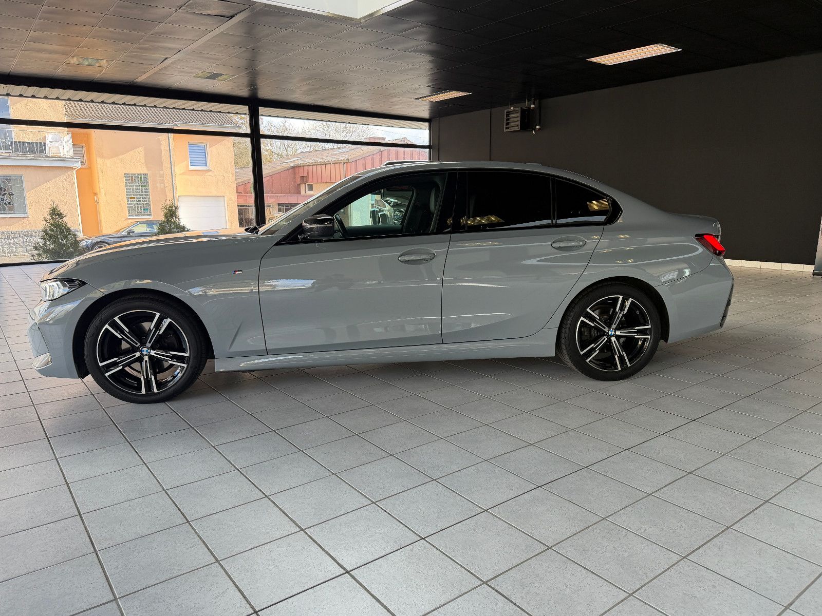 Fahrzeugabbildung BMW 320 d M Sport/M-PAKET/LED/SHADOW-LINE/AMBIENTE