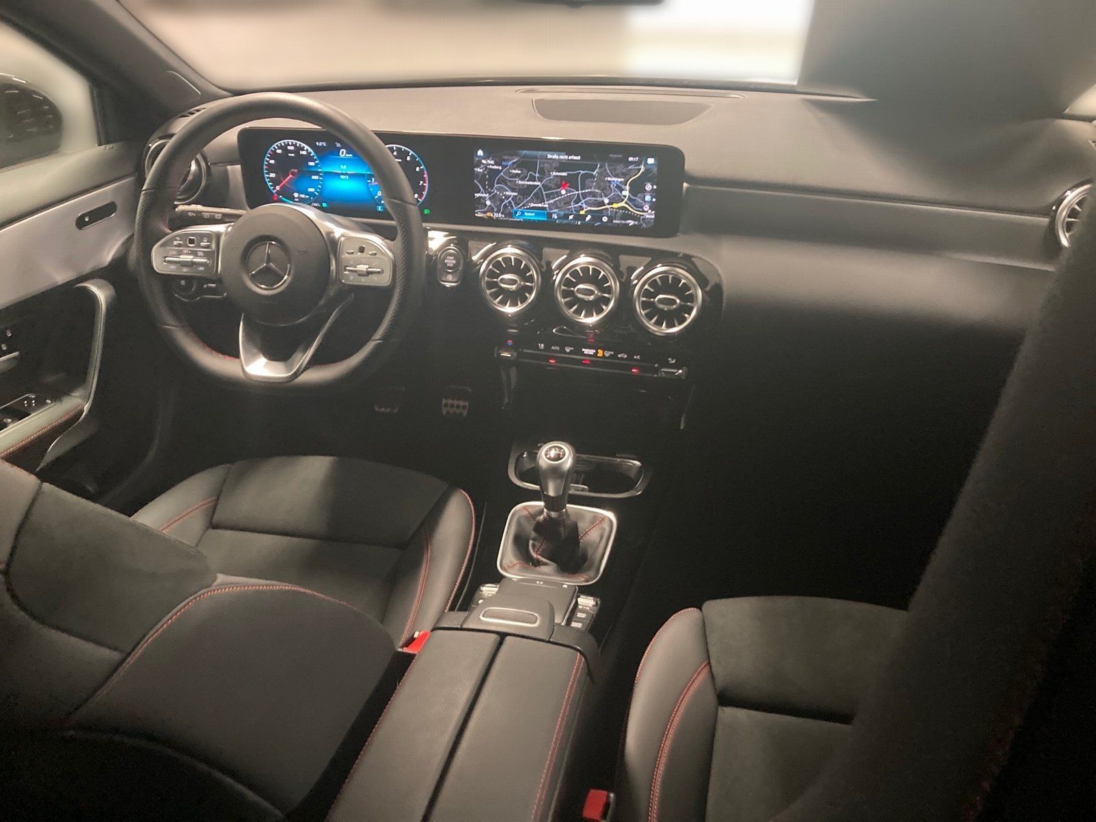 Fahrzeugabbildung Mercedes-Benz A 200 AMG*Kamera*Ambiente*MBUX-High*Sound*18"