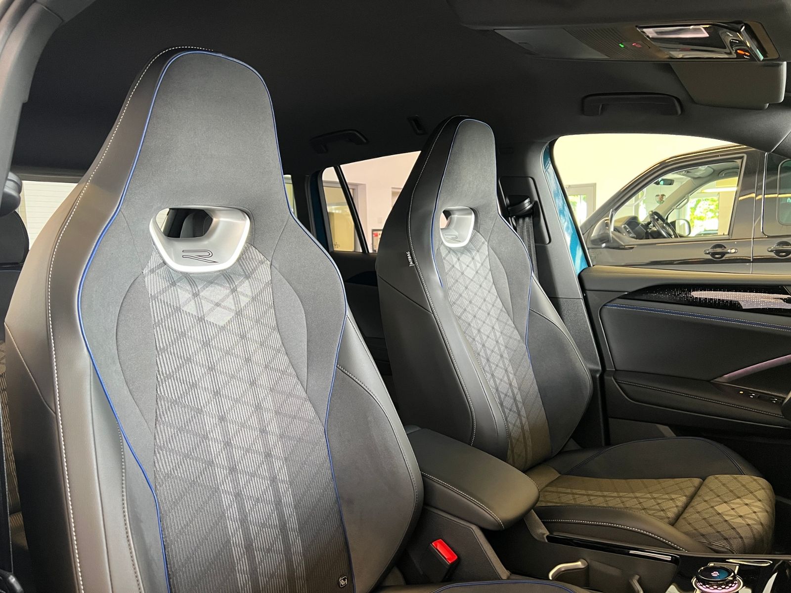Fahrzeugabbildung Volkswagen Tiguan R-Line 2.0 TDI DSG 4MOTION *AHK, IQ.Light