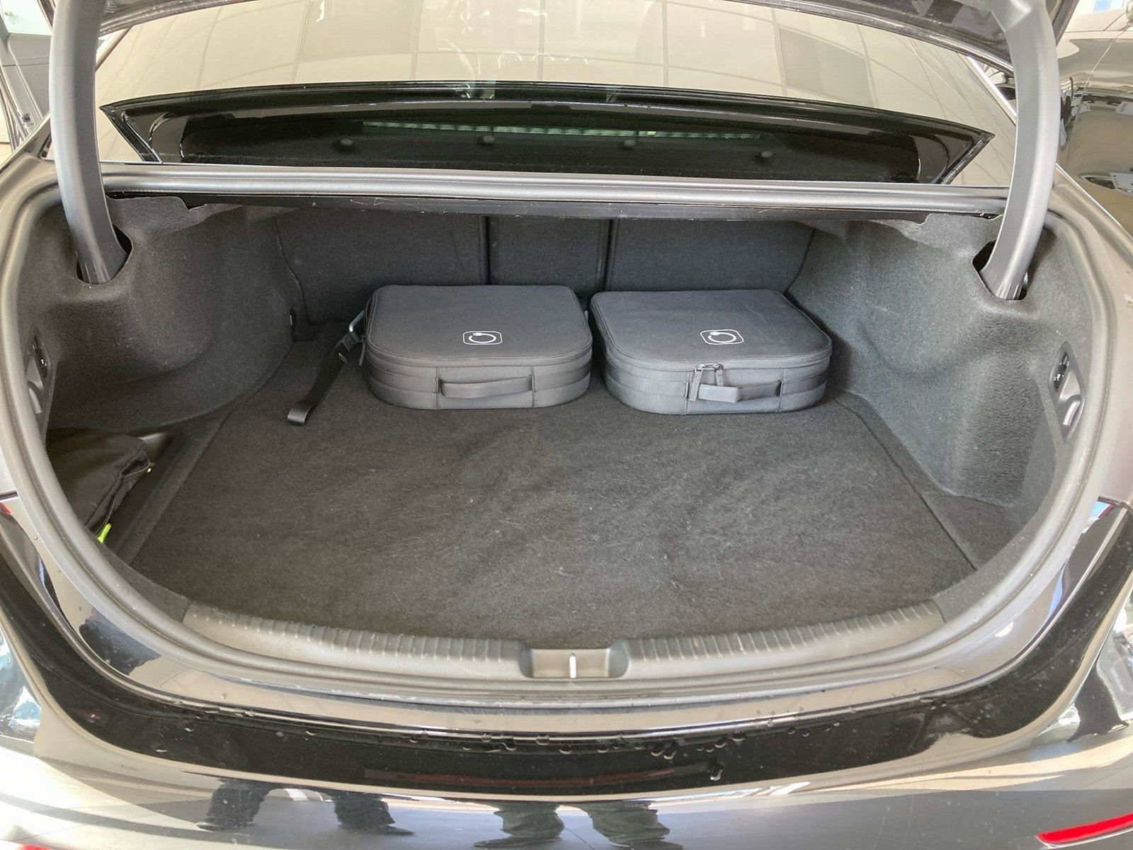 Fahrzeugabbildung Mercedes-Benz C 300 e AMG*Distro*360°*DIGITAL*Sound*Night*Totw