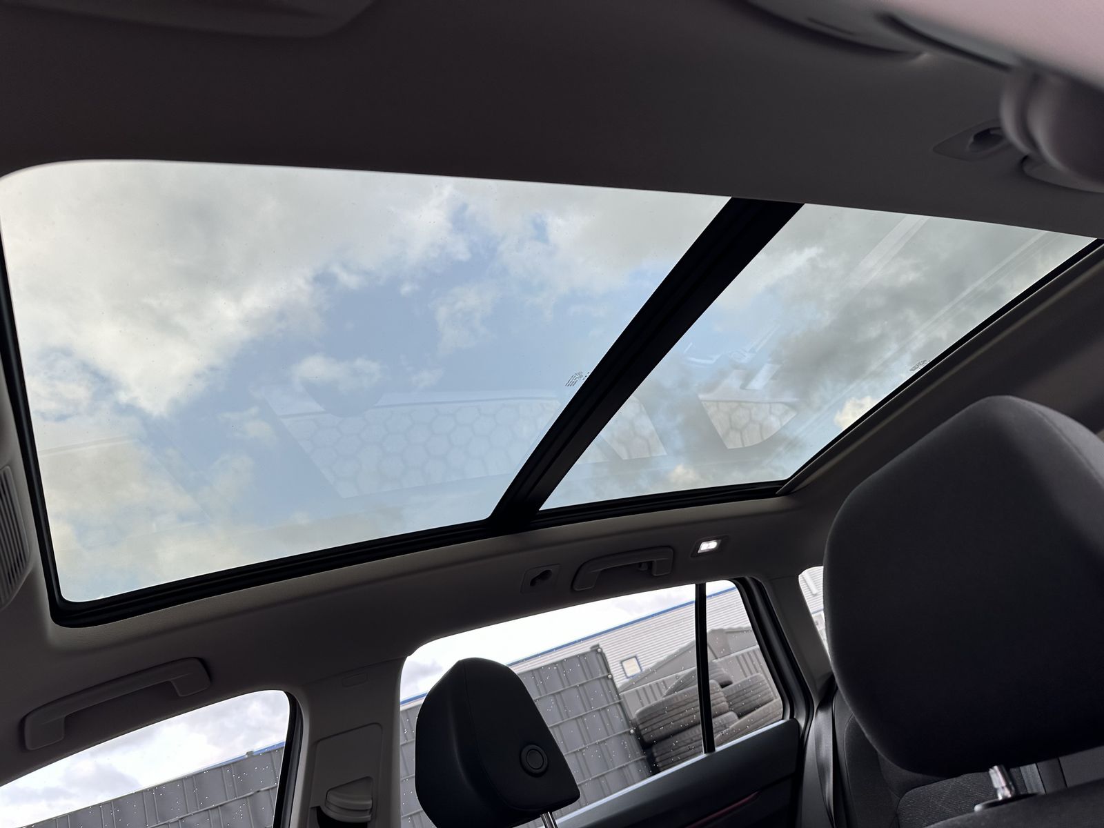 Fahrzeugabbildung Volkswagen Golf Variant 2.0 TDI DSG Life NAV+LED+AHK+PANORA