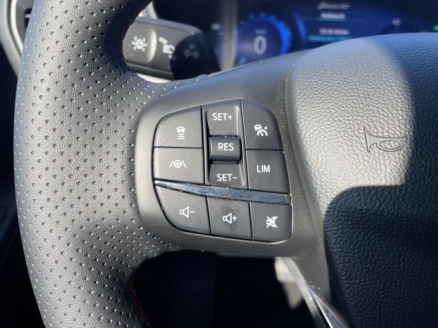 Fahrzeugabbildung Ford Kuga PHEV ST-Line X VerkehrszeichenERK Kamera