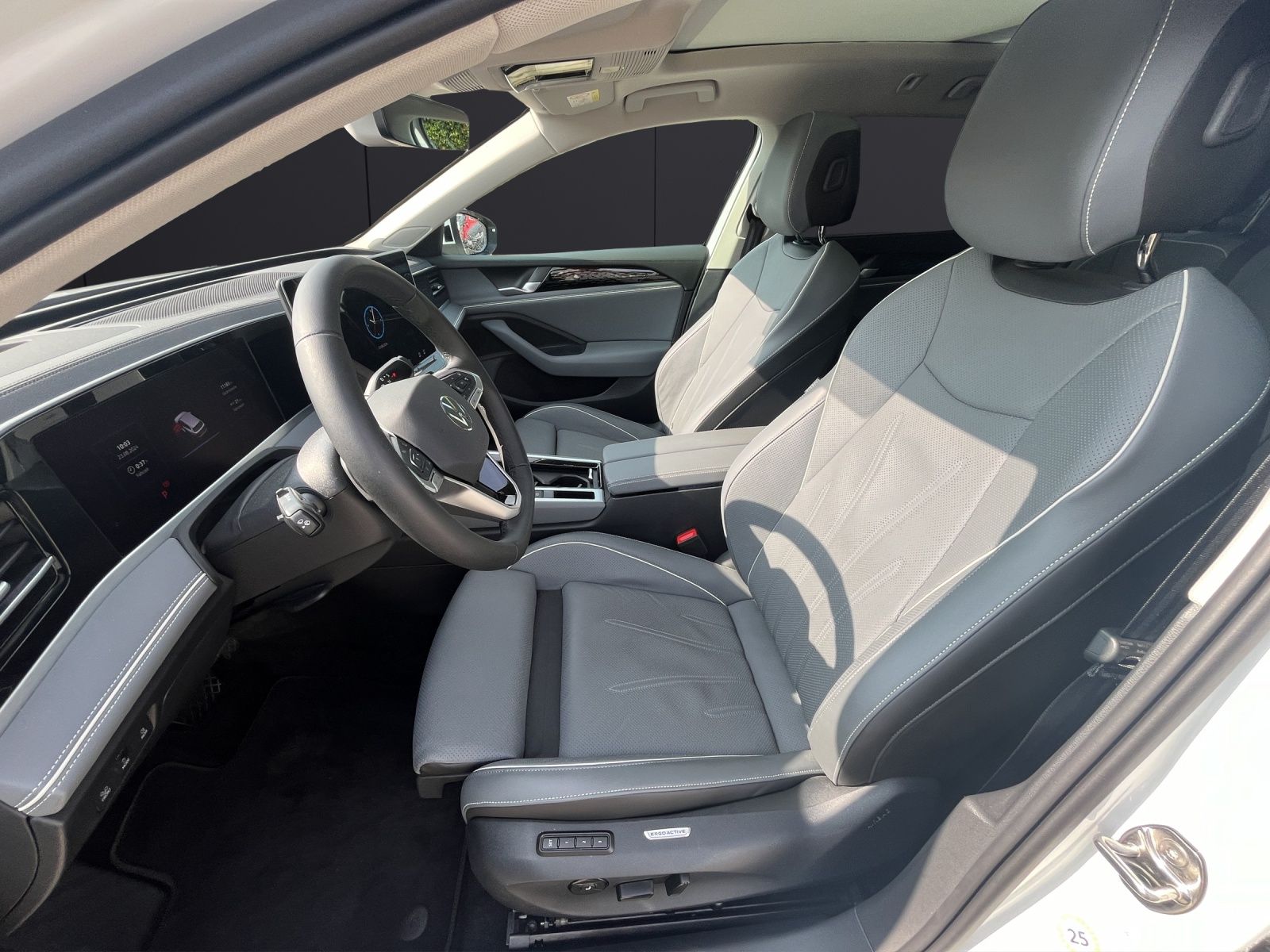 Fahrzeugabbildung Volkswagen Passat 2.0 TDI Elegance DSG LED ACC 18" AHK Lede