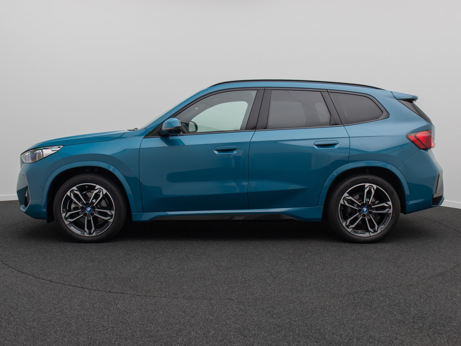 Fahrzeugabbildung BMW iX1 xD30 M Sport Panorama 360°HUD DAB H/K 19Zoll