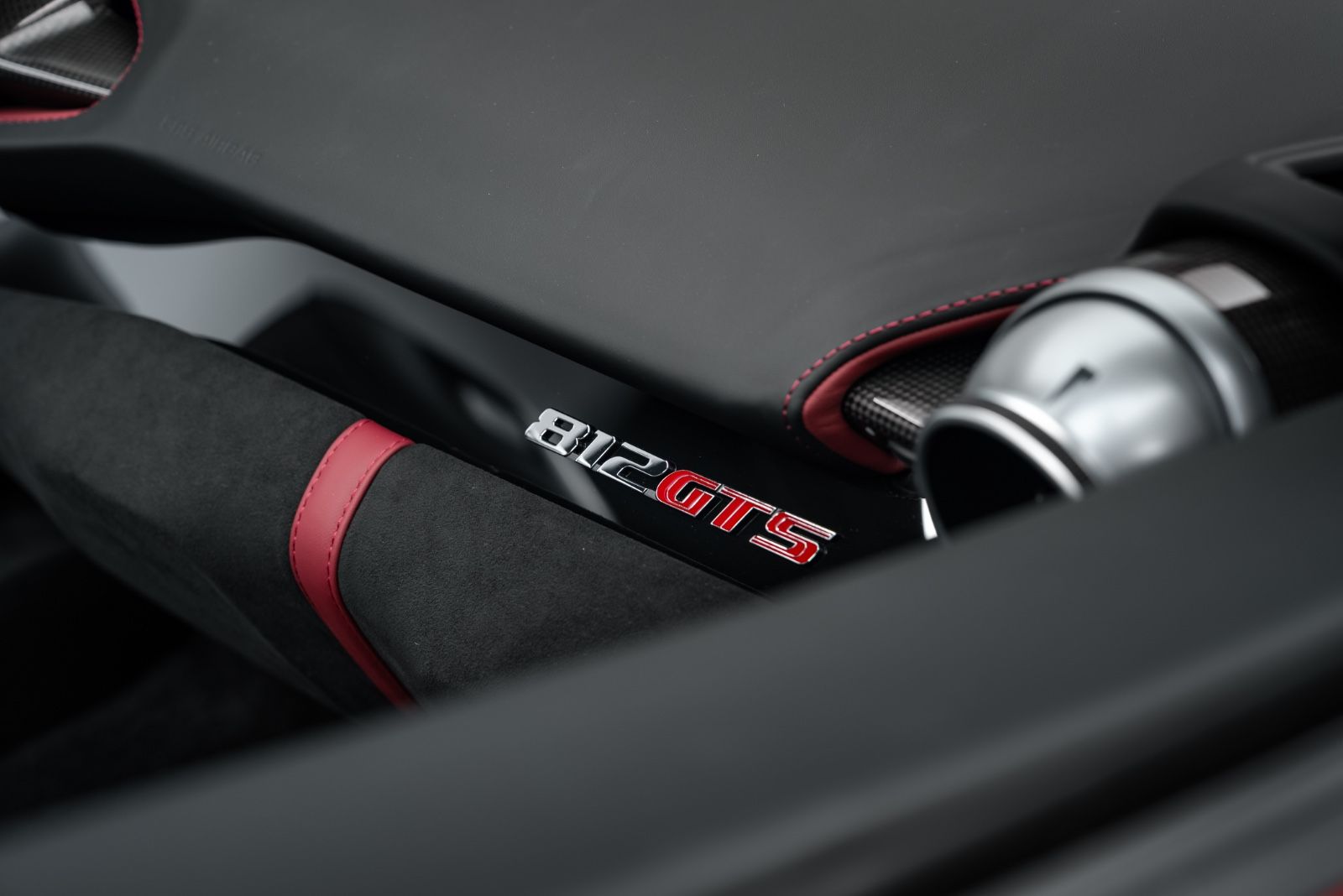 Fahrzeugabbildung Ferrari 812 GTS LIFT/SURROUND/CARBON/HISTORICAL COLOUR