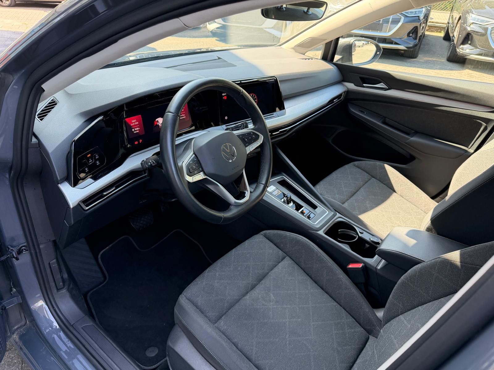 Fahrzeugabbildung Volkswagen Golf VIII 2.0d Life VIRTU+LED+NAVI+SHZ+ACC+PDC+