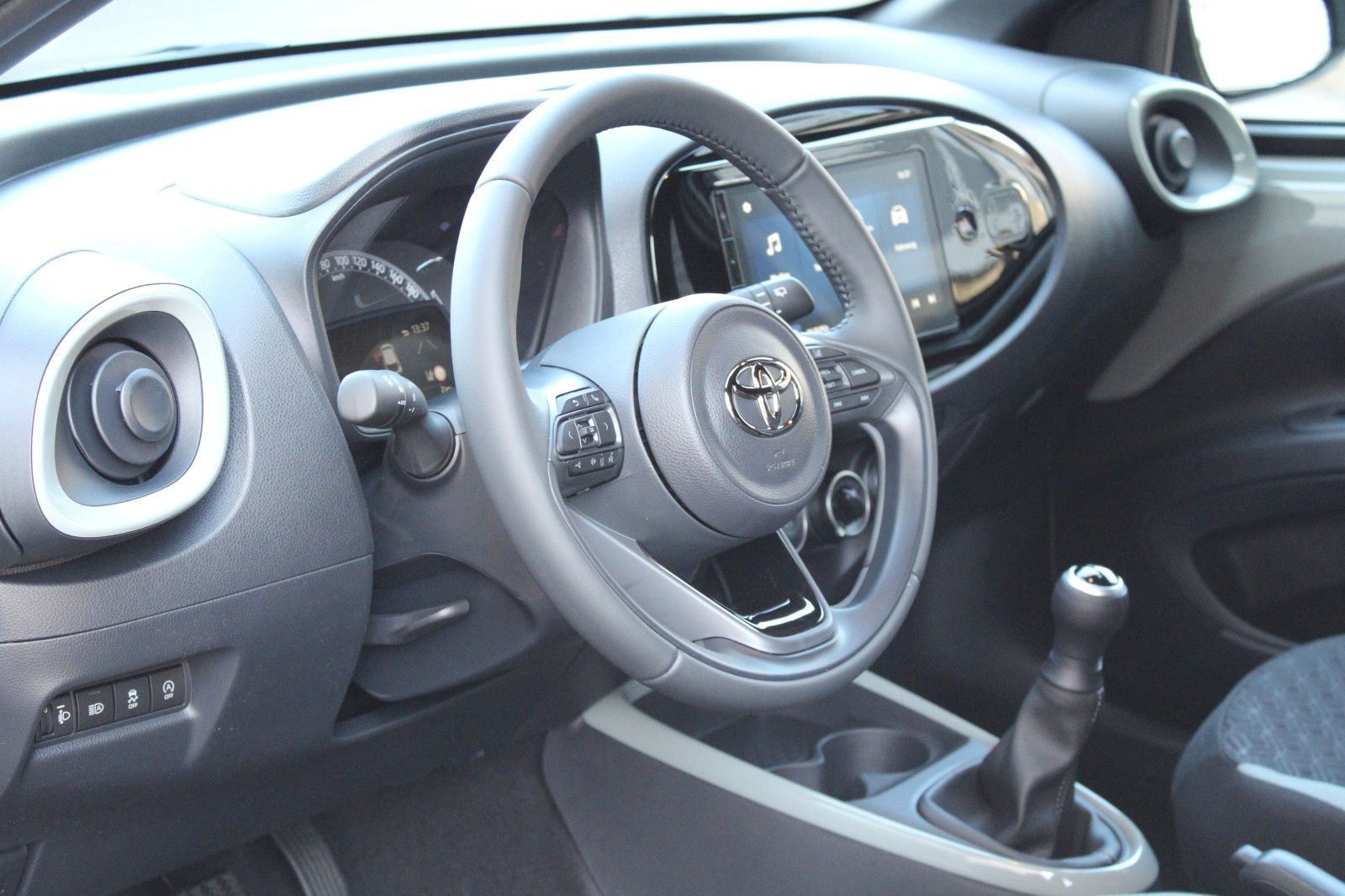 Fahrzeugabbildung Toyota Aygo X 1.0 Teamplayer