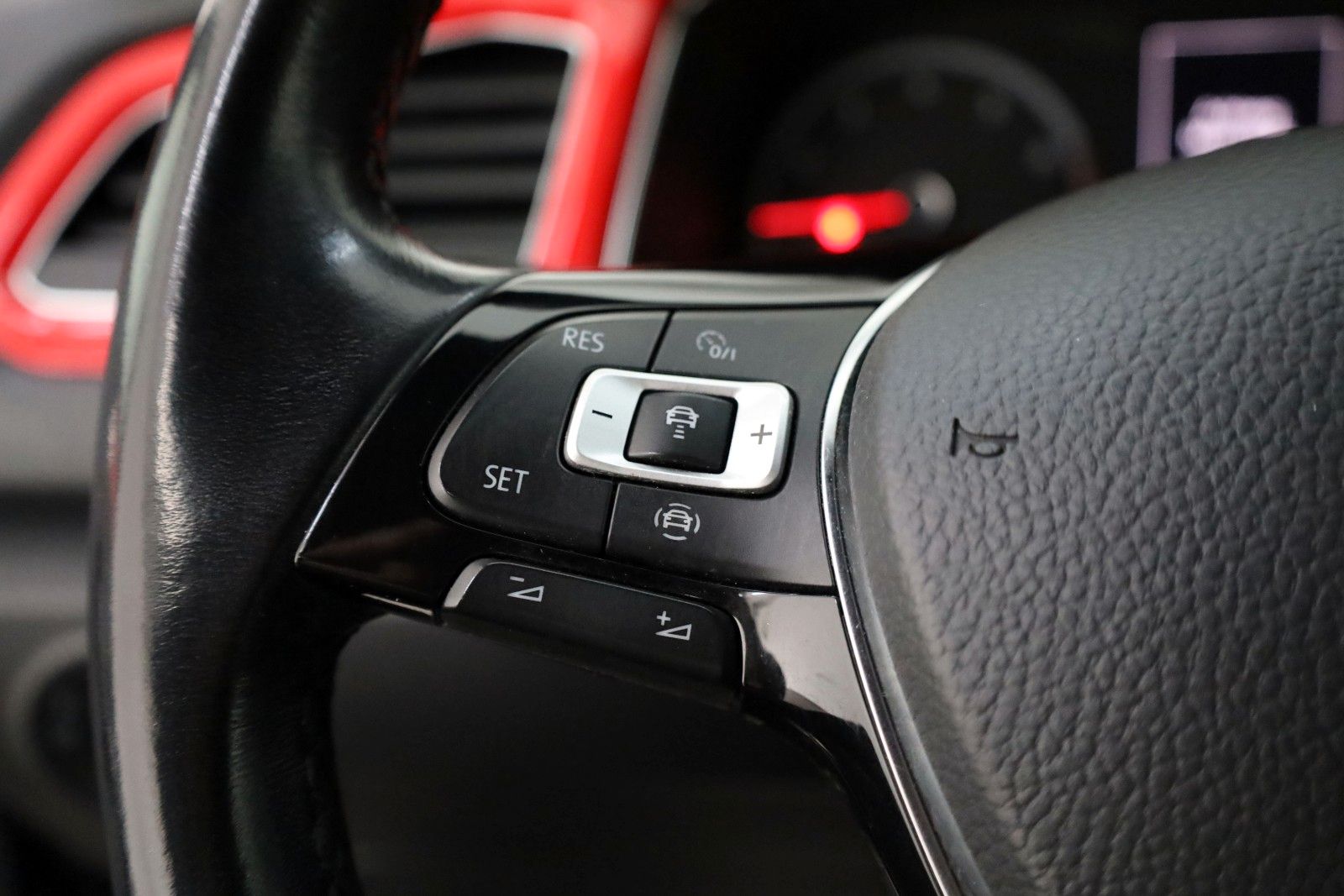 Fahrzeugabbildung Volkswagen T-Roc Sport 4M Navi,ACC,SH,PDC,Apple CarPlay,+WR