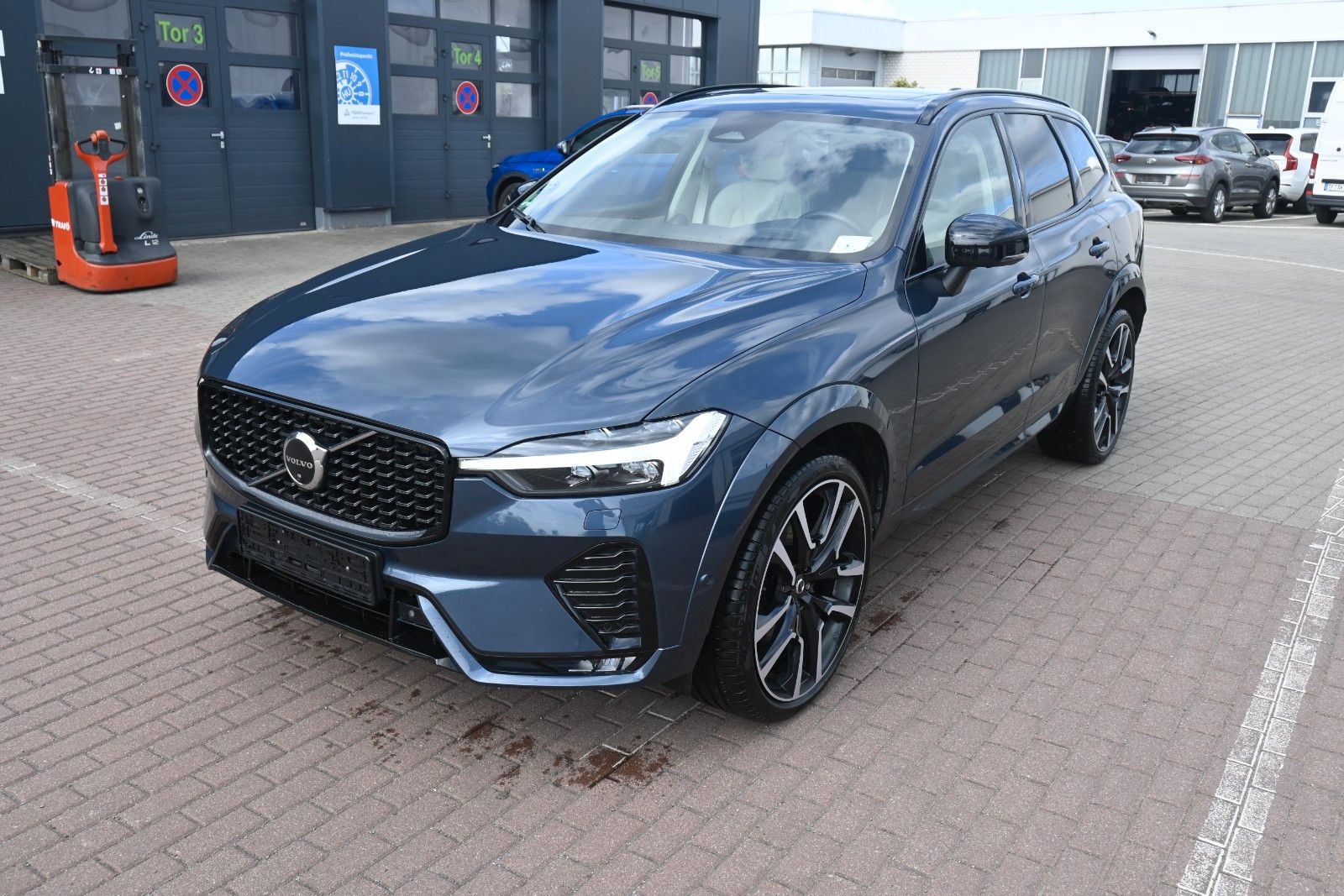 Fahrzeugabbildung Volvo XC60 B5 D Ultimate Dark AWD*B&W*LUFT*360°*STHZG*