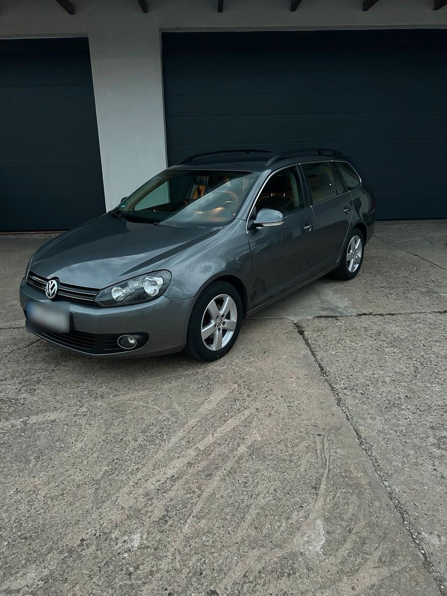 Volkswagen Golf 2012 — rear view