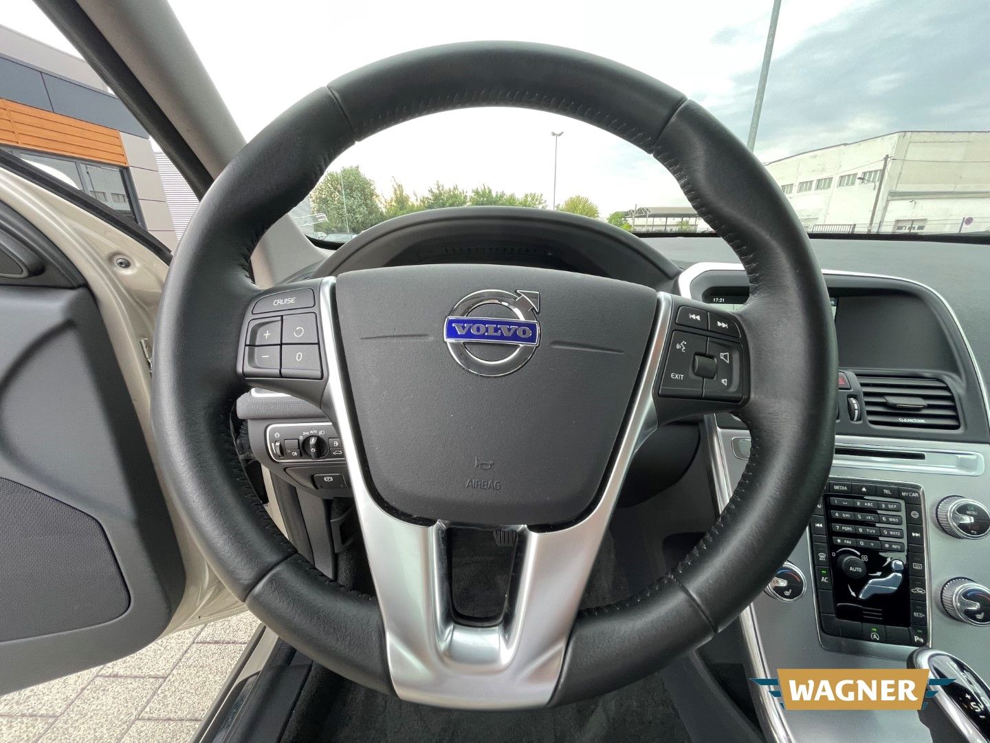 Fahrzeugabbildung Volvo XC60 Momentum 2WD Bi-Xenon SHZ 1-Hand