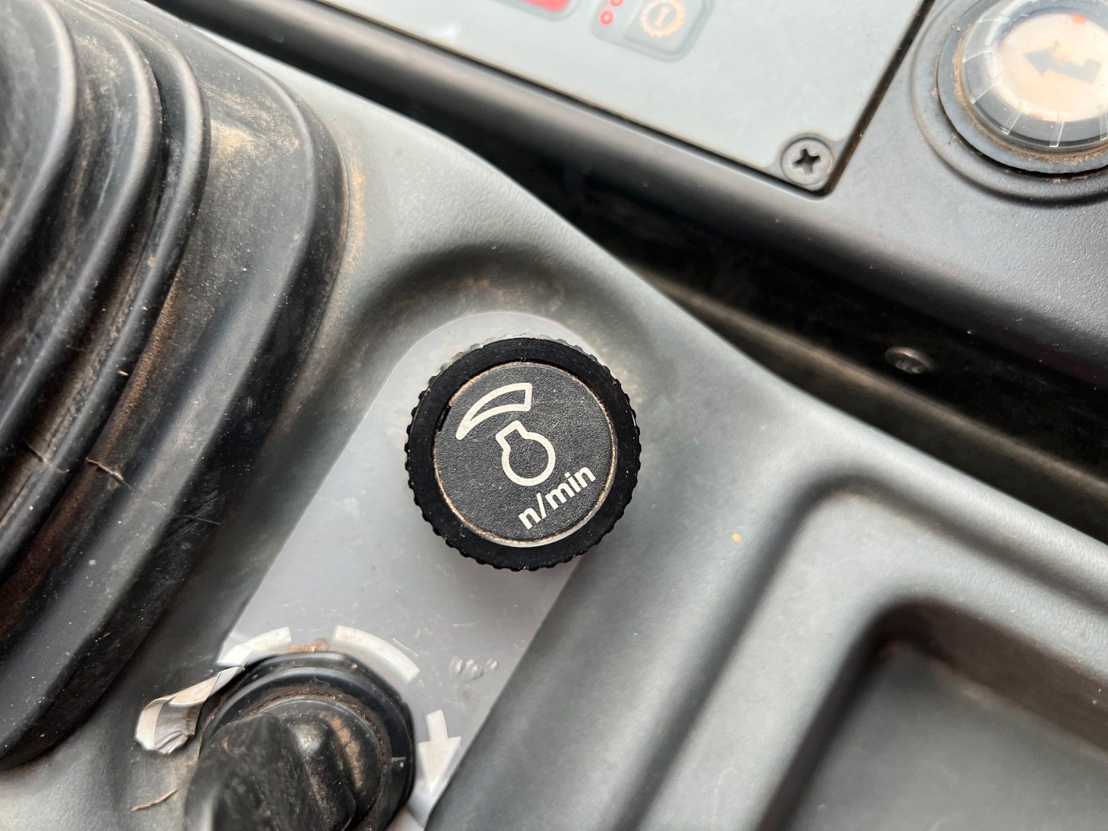 Fahrzeugabbildung Liebherr A 910 C Litronic / 2.381h / SW33