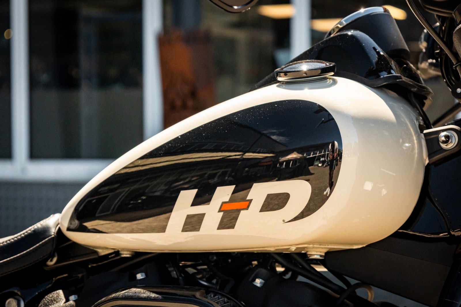 Fahrzeugabbildung Harley-Davidson FXFBS FAT BOB 114 CUI SOFTAIL - JEKILL&HYDE -