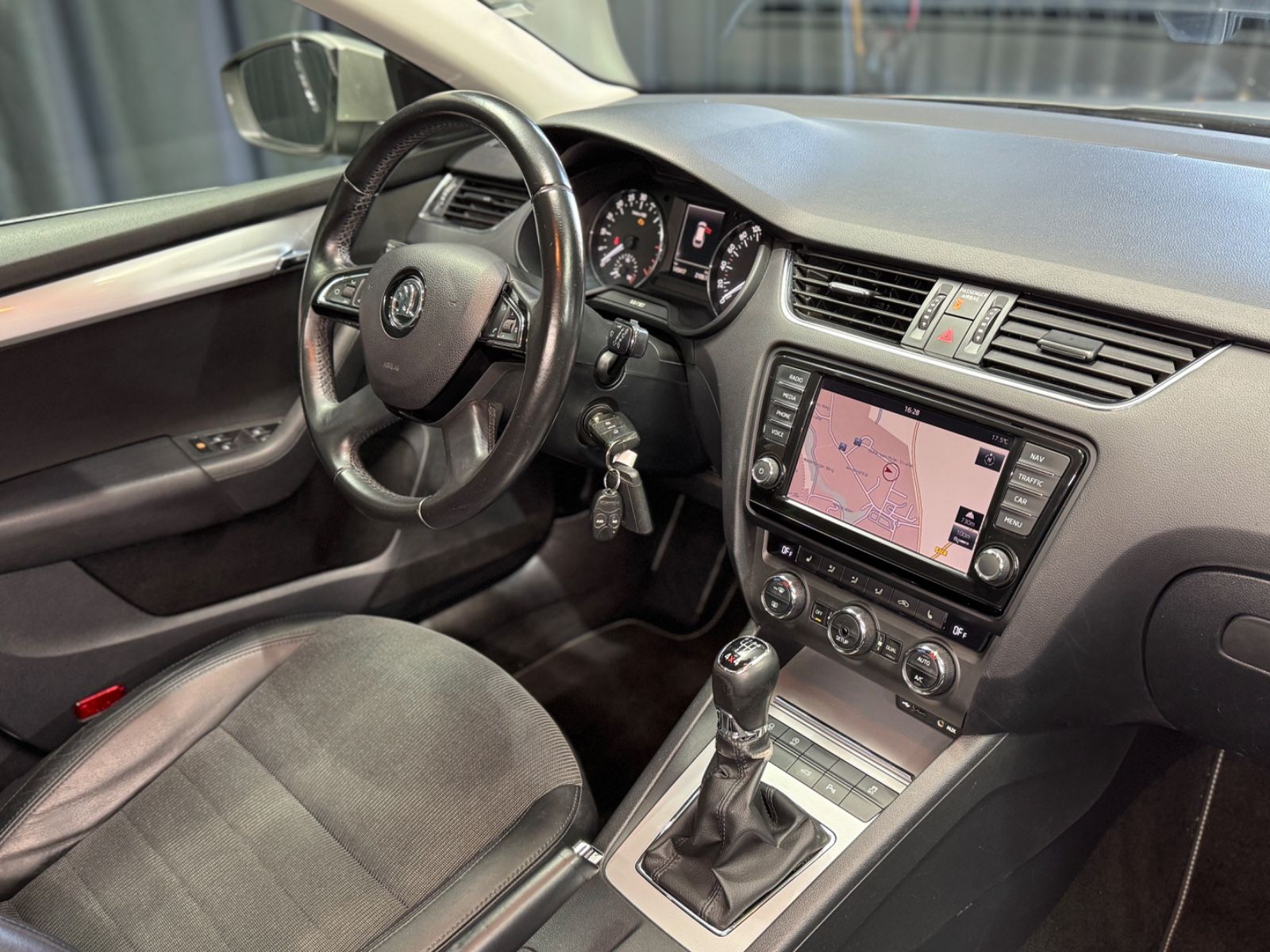Fahrzeugabbildung SKODA Octavia Combi Elegance 4x4|NAVI|XENON|AHK|