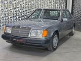 Mercedes-Benz E 200 D Limousine Oldtimer - gebrauchte Mercedes-Benz E 200 aus dem Jahr 1991