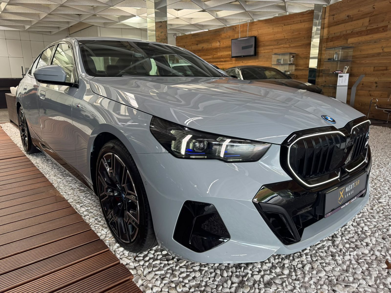 BMW i5 40eDrive M Sport B&W Sitzb. AHK 20Zoll Iconic imagem 3