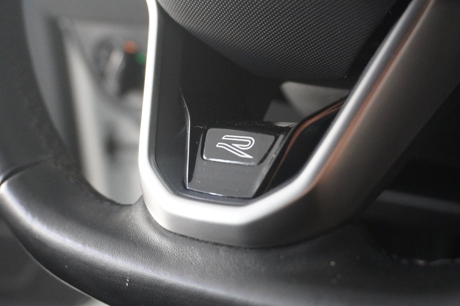 Fahrzeugabbildung Volkswagen Taigo 1.0 TSI R-LINE DSG NAVI/LED/KAMERA/SH/DAB+