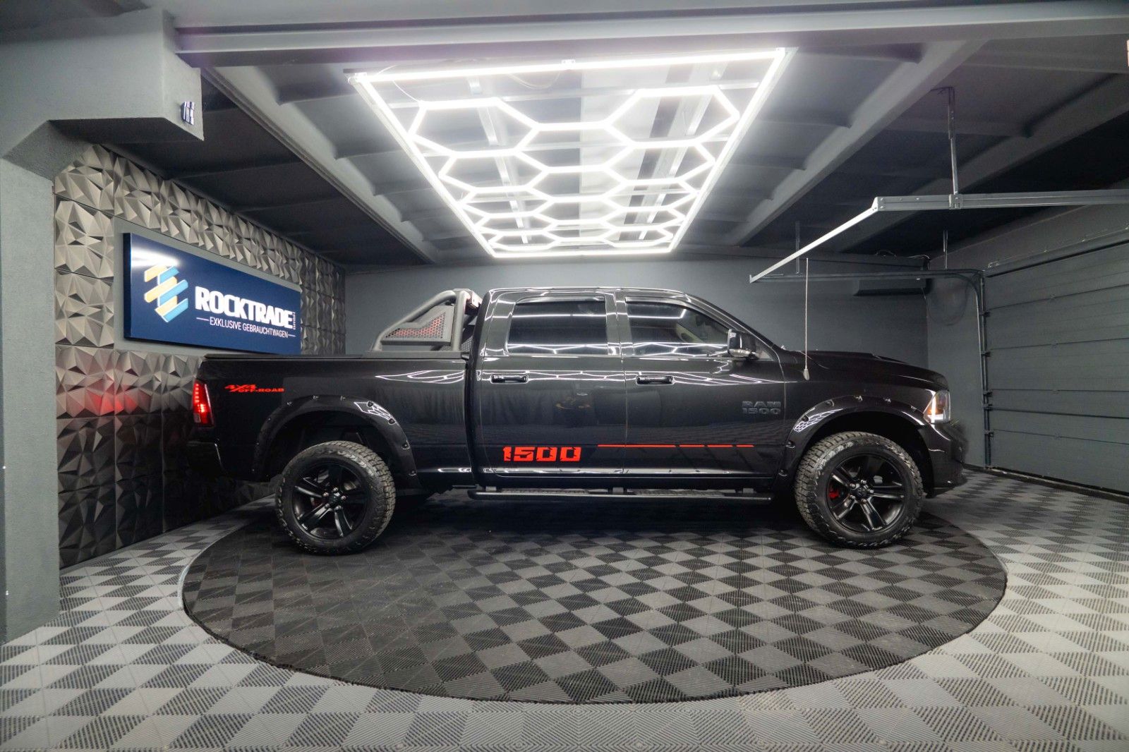 Fahrzeugabbildung Dodge RAM 5.7 V8 HEMI 4x4 OFFROAD Night-Paket LONGBED