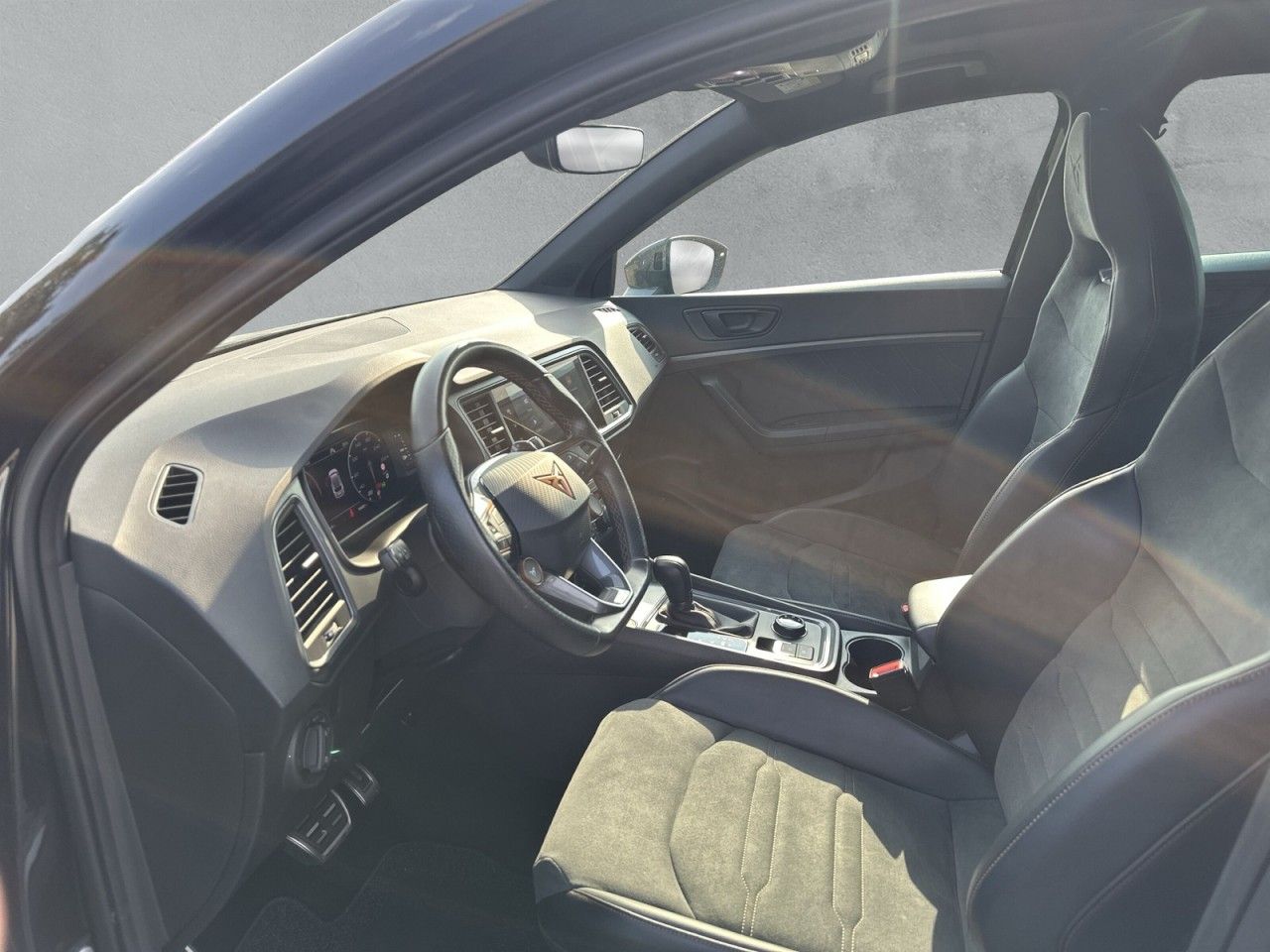 Fahrzeugabbildung CUPRA Ateca 2.0 TSI 221 kW (300 PS) 7-Gang DSG 4Drive - mit KI generiert/bearbeitet