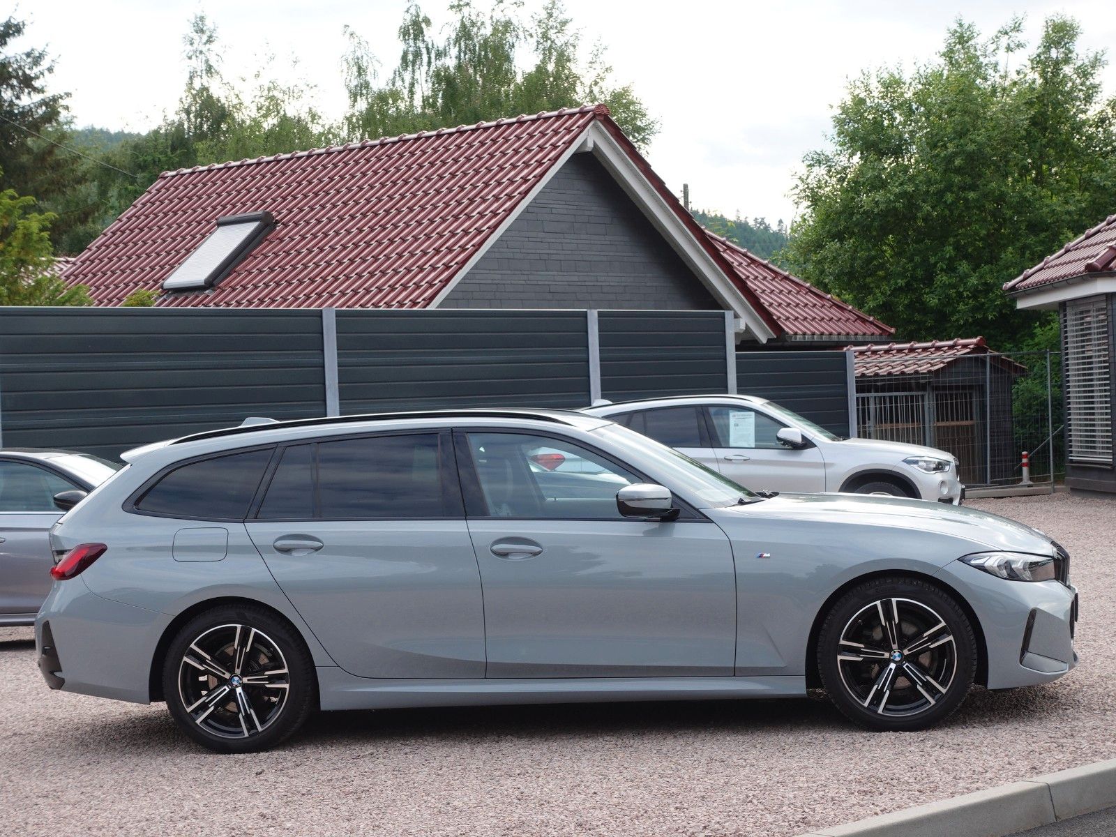 Fahrzeugabbildung BMW 318i Touring A M Sportpaket LMR18"/LED/Navi/...