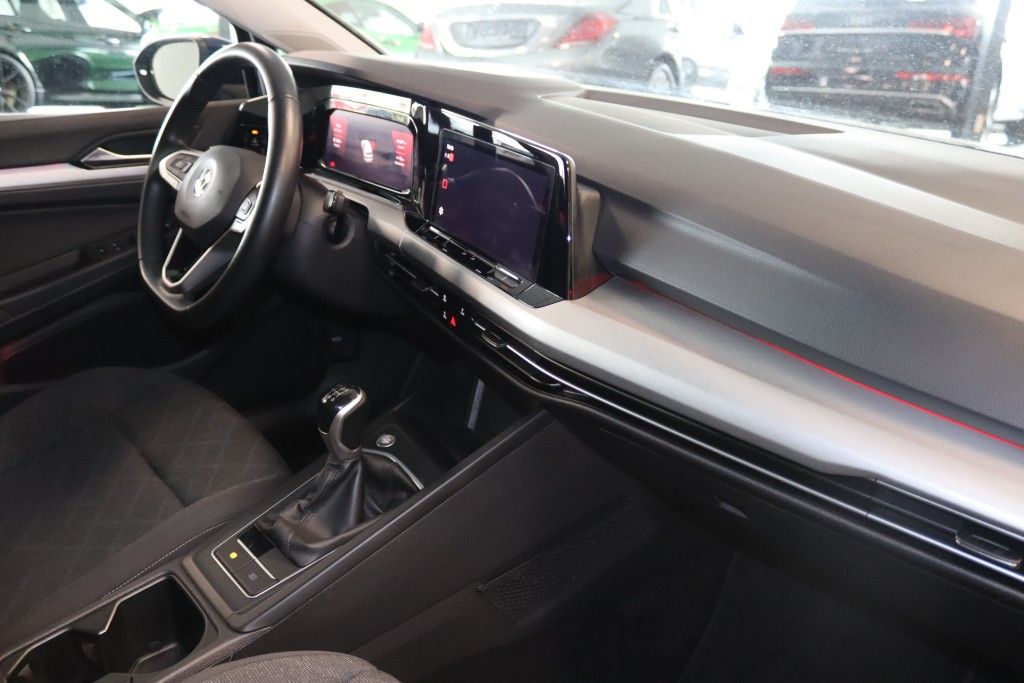 Fahrzeugabbildung Volkswagen Golf 1.5 TSI Life-Navi-IQ-Panorama-Kamera-ACC-