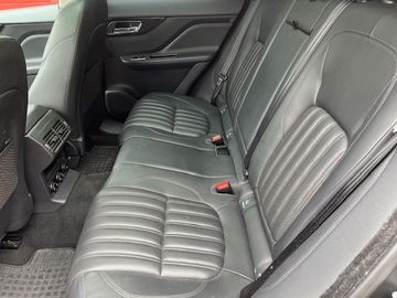 Bild 14 Jaguar F-PACE Portfolio AWD Leichter Seitenschaden