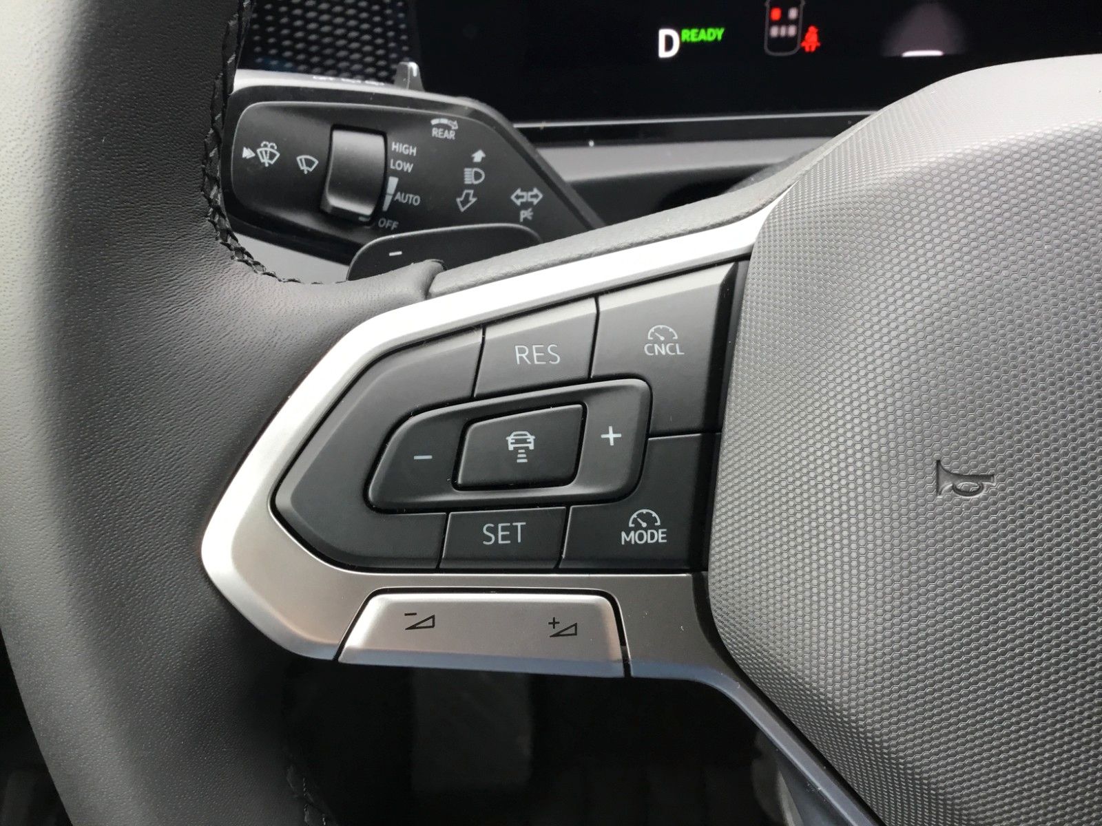 Fahrzeugabbildung Volkswagen Tiguan 1.5 eTSI DSG Life+AHK+LEDPlus+18"+Navi