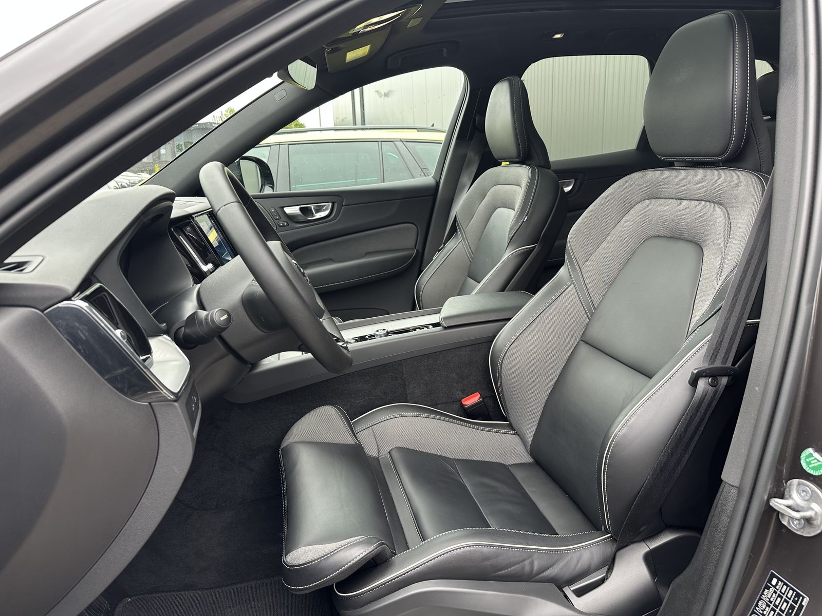 Fahrzeugabbildung Volvo XC60 T6 Plus Dark AT AWD NAV+LED+ACC+360°+PANO