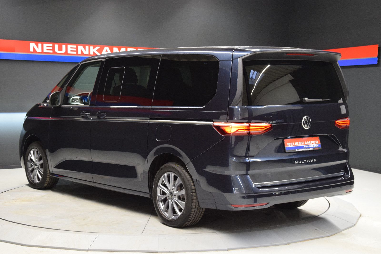 Fahrzeugabbildung Volkswagen T7 Multivan lang HUD ACC HK  Ambi. Matrix 7 Sitz