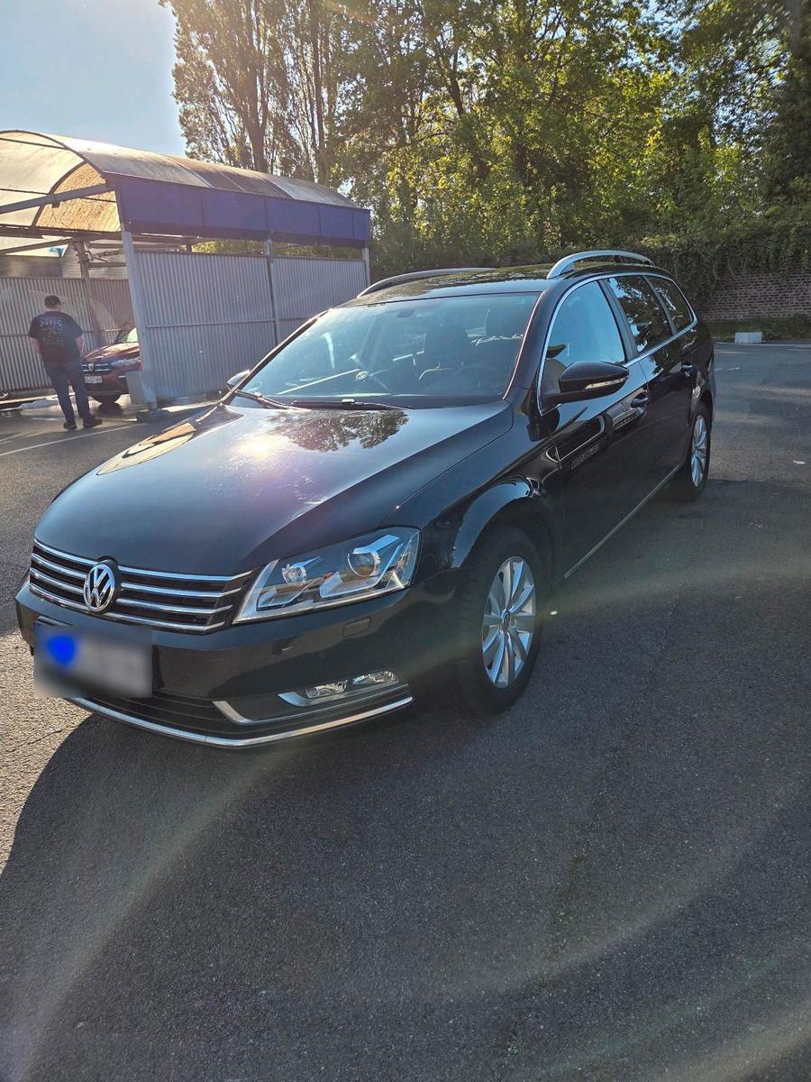 Volkswagen Passat 2012 — rear view