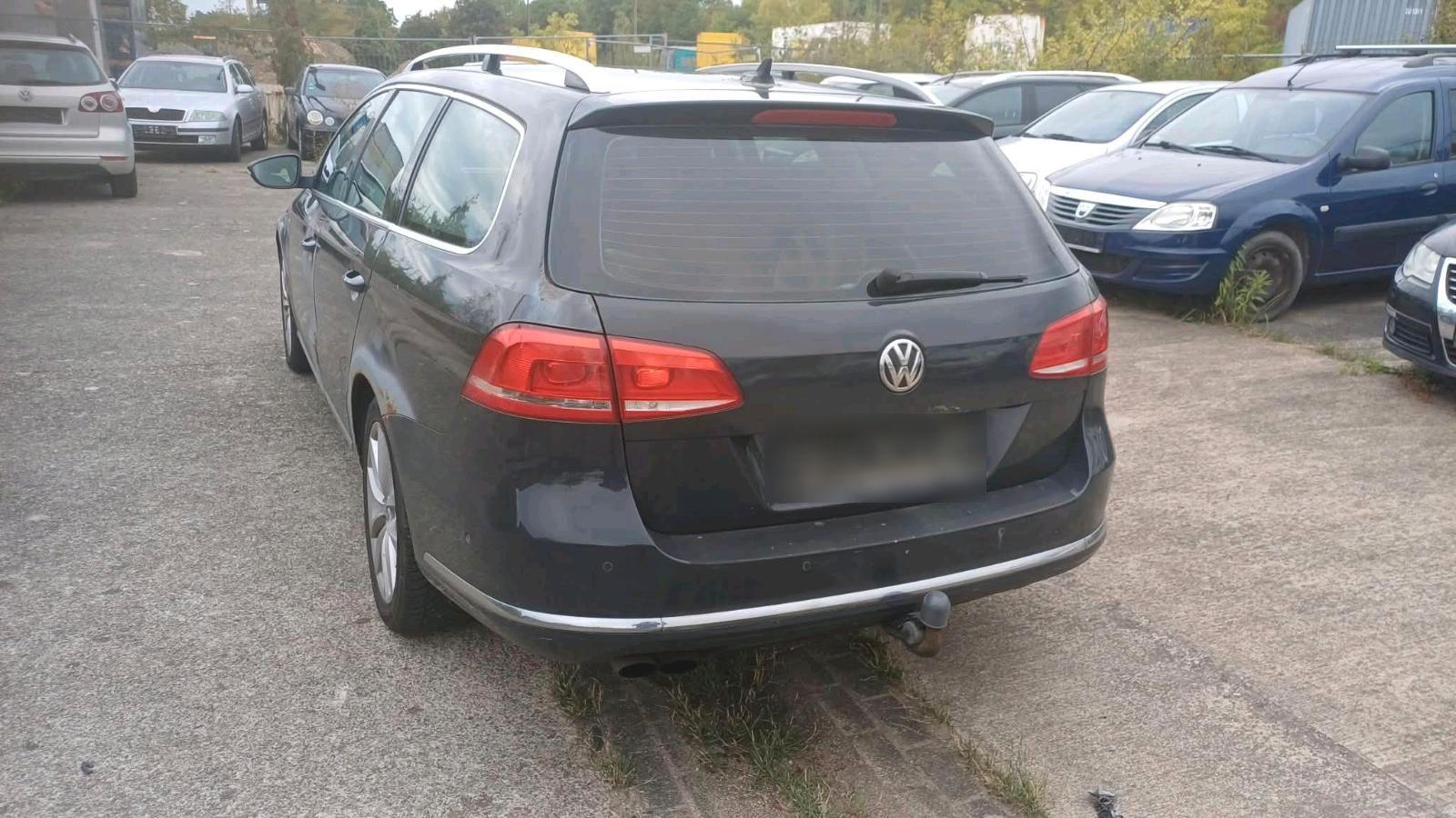 Volkswagen Passat 2011 — interior