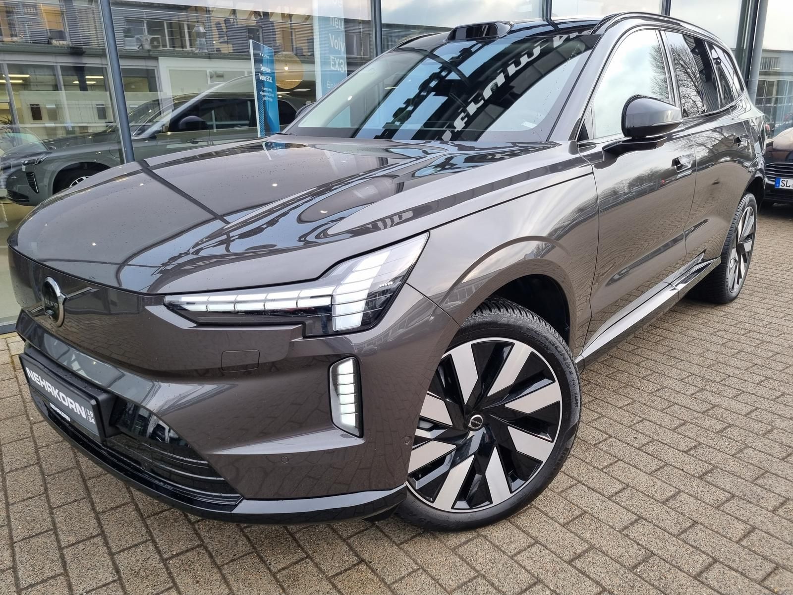 Fahrzeugabbildung Volvo EX90 TWIN AWD Ultra 7-Sitzer 'Ganzjahresreifen,