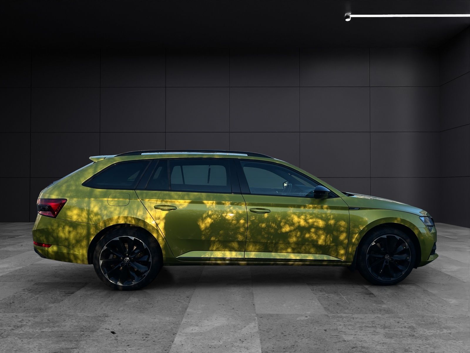 Fahrzeugabbildung SKODA Superb Combi Sportline iV Matrix STH AHK SH PANO