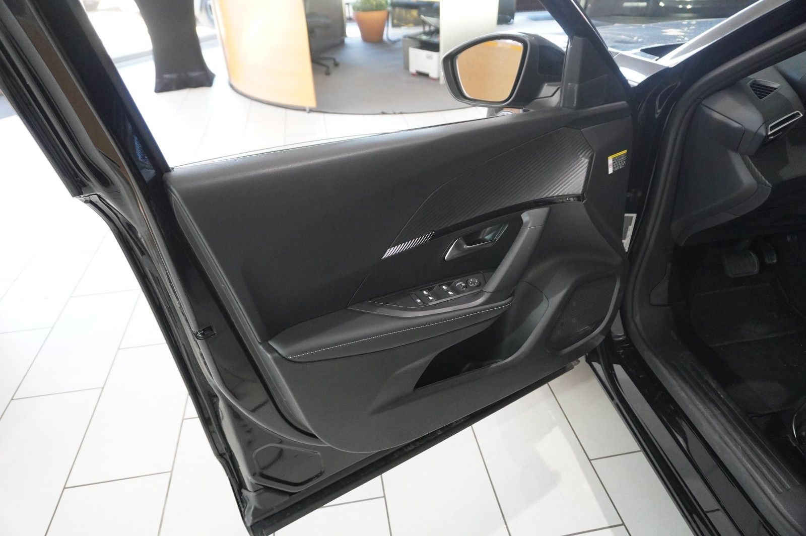 Fahrzeugabbildung Peugeot 2008 1.2 HYBRID ALLURE E-DSC NAVI/LED/SPORT/VIRT