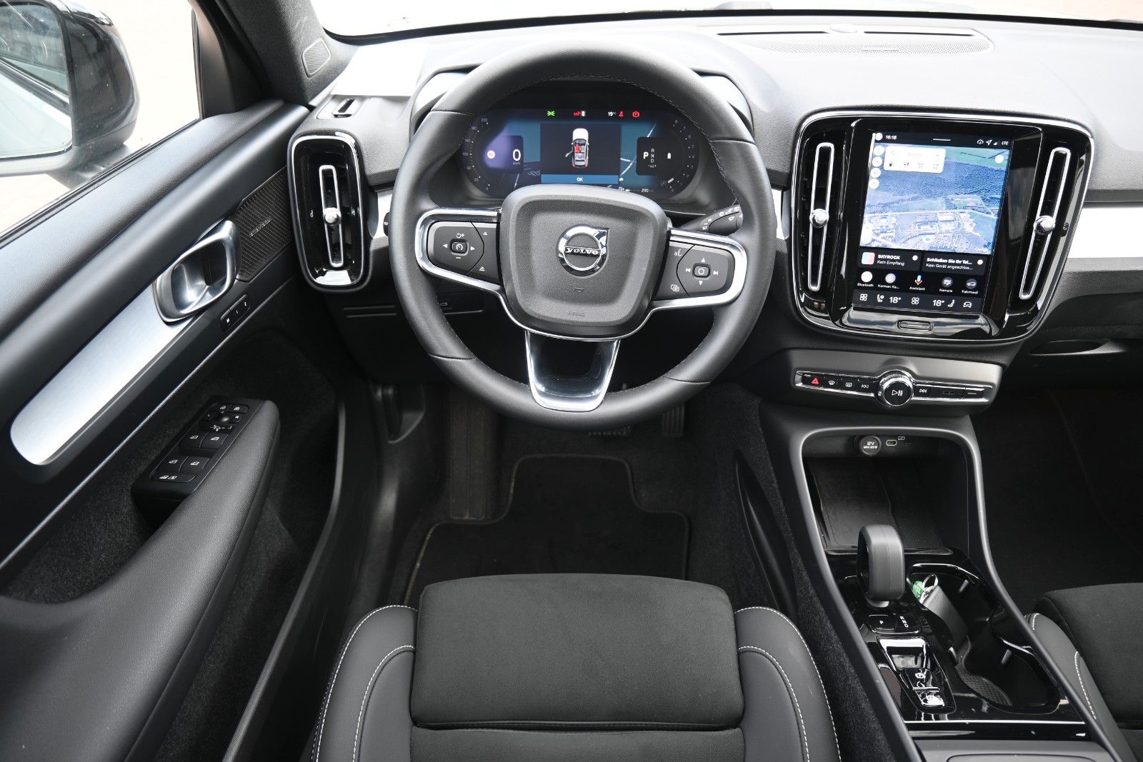 Fahrzeugabbildung Volvo XC40 B4 DKG Dark*PANO*STDHZG*360°*ACC*AHK*VOLL *