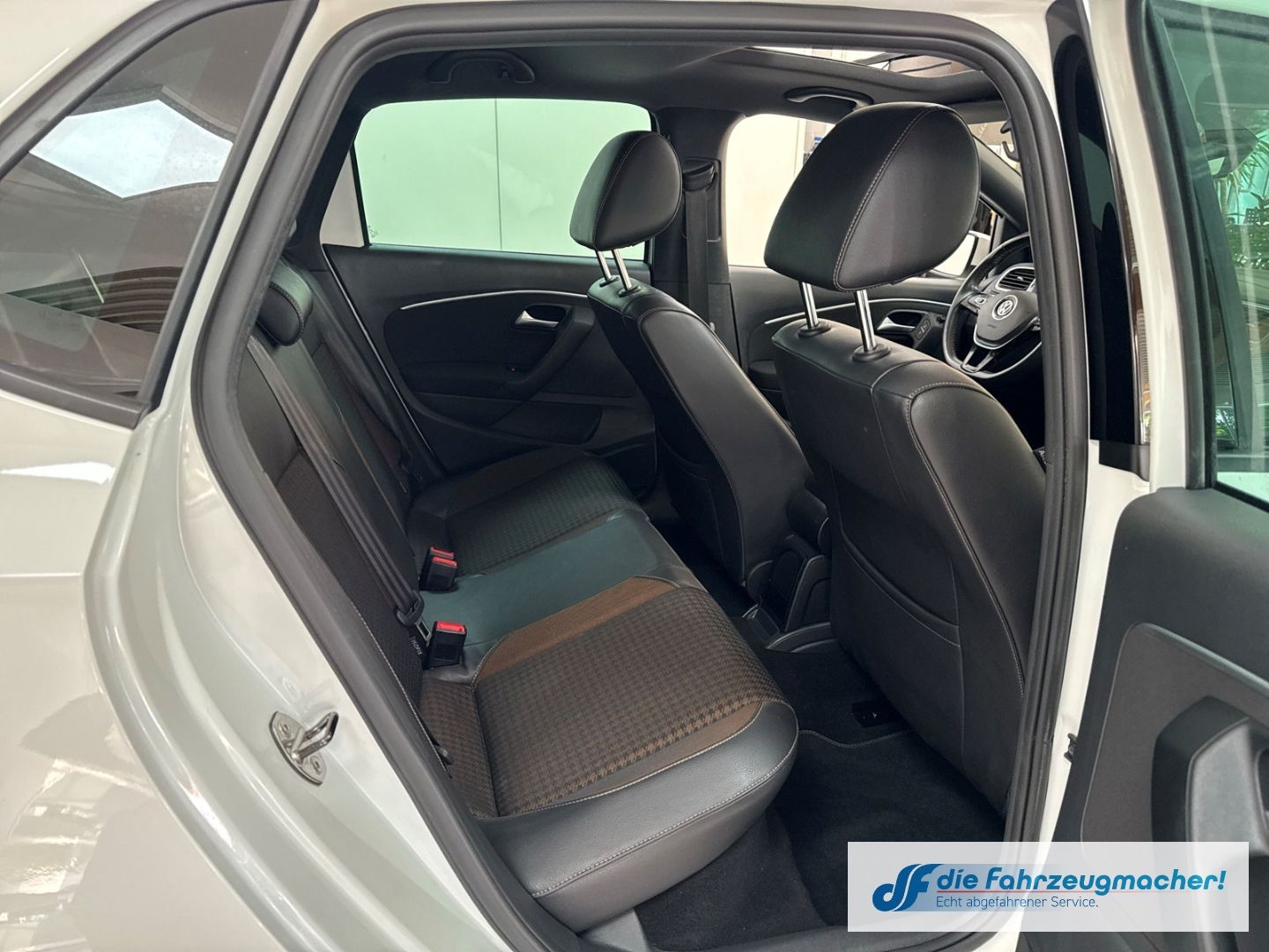 Fahrzeugabbildung Volkswagen Polo V Original 1.2TSI DSG Pano Kamera Navi LED