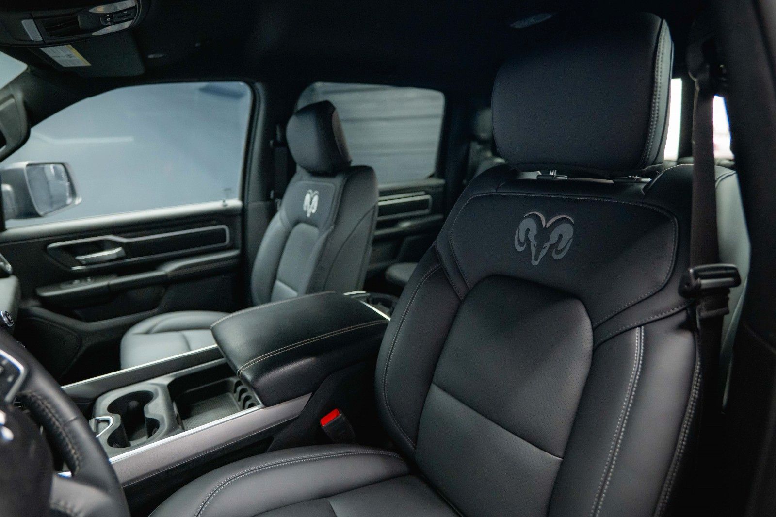 Fahrzeugabbildung Dodge RAM 5.7 V8 HEMI 4x4 OFFROAD Night-Paket *LED*19%