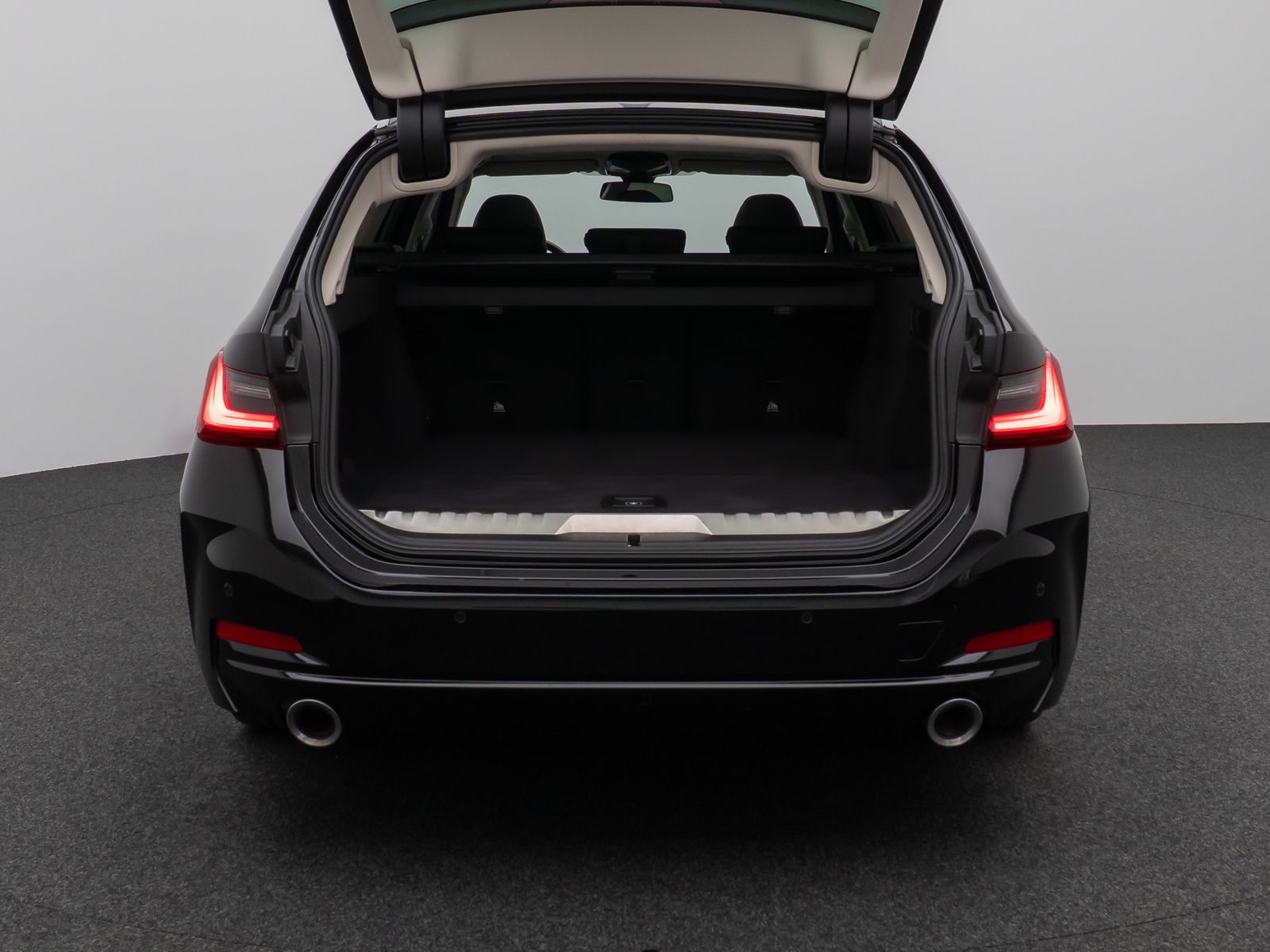 Fahrzeugabbildung BMW 320e Panoram Kamera HUD DAB HiFi Geschwindigkeit