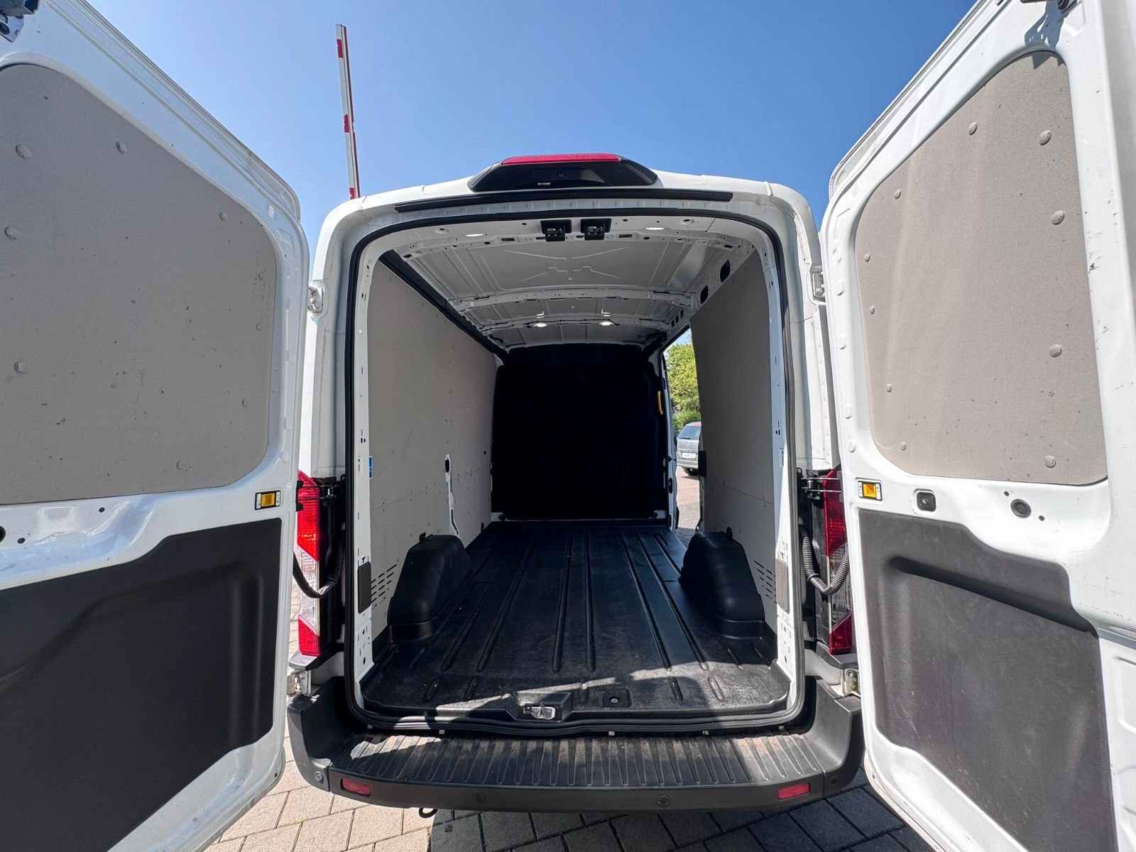 Fahrzeugabbildung Ford Transit 350  L2H2 *TREND*TEMPO*DAB*KAMERA*PDC
