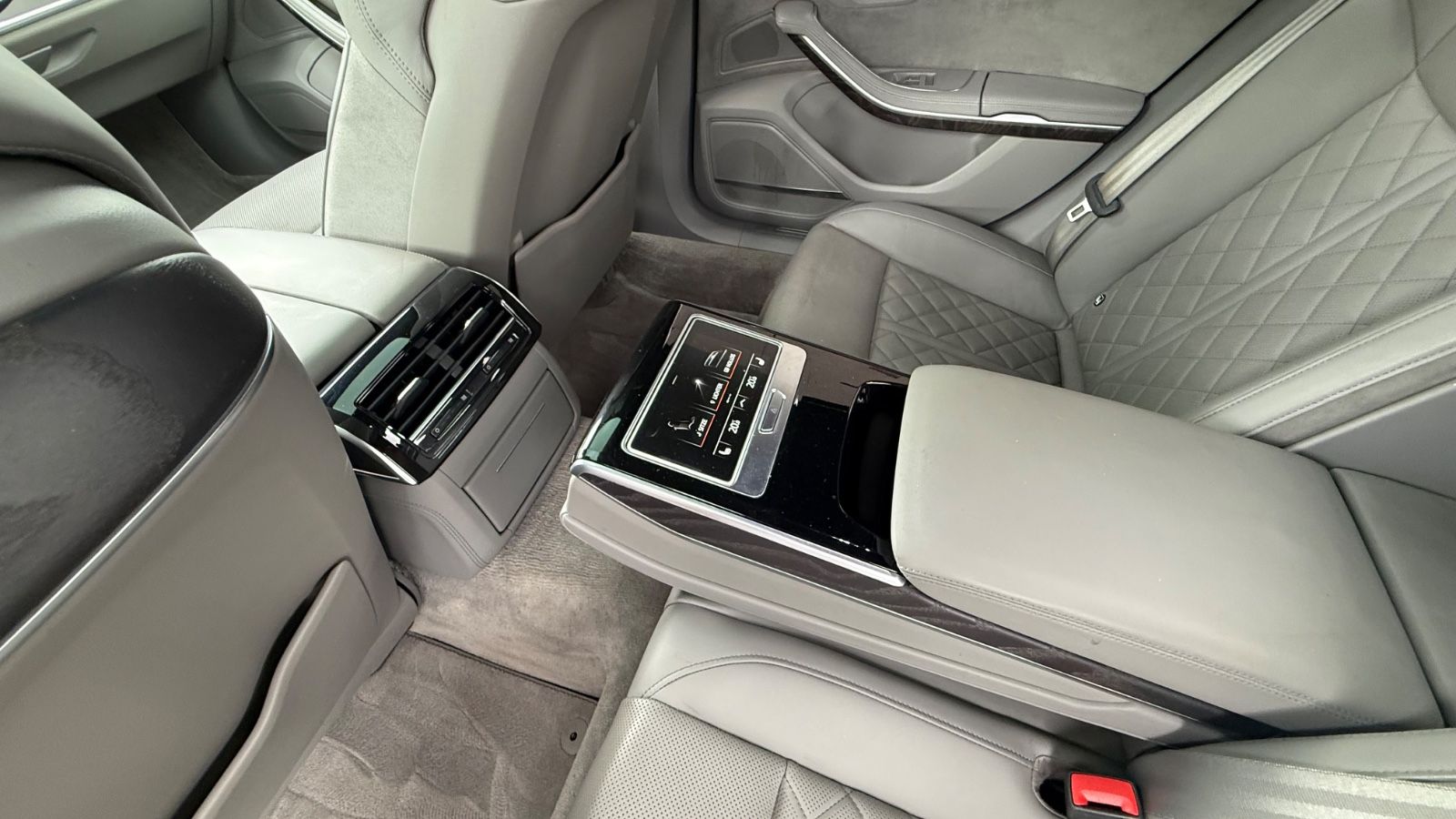 Fahrzeugabbildung Audi A8 50 TDI quattro S-Line