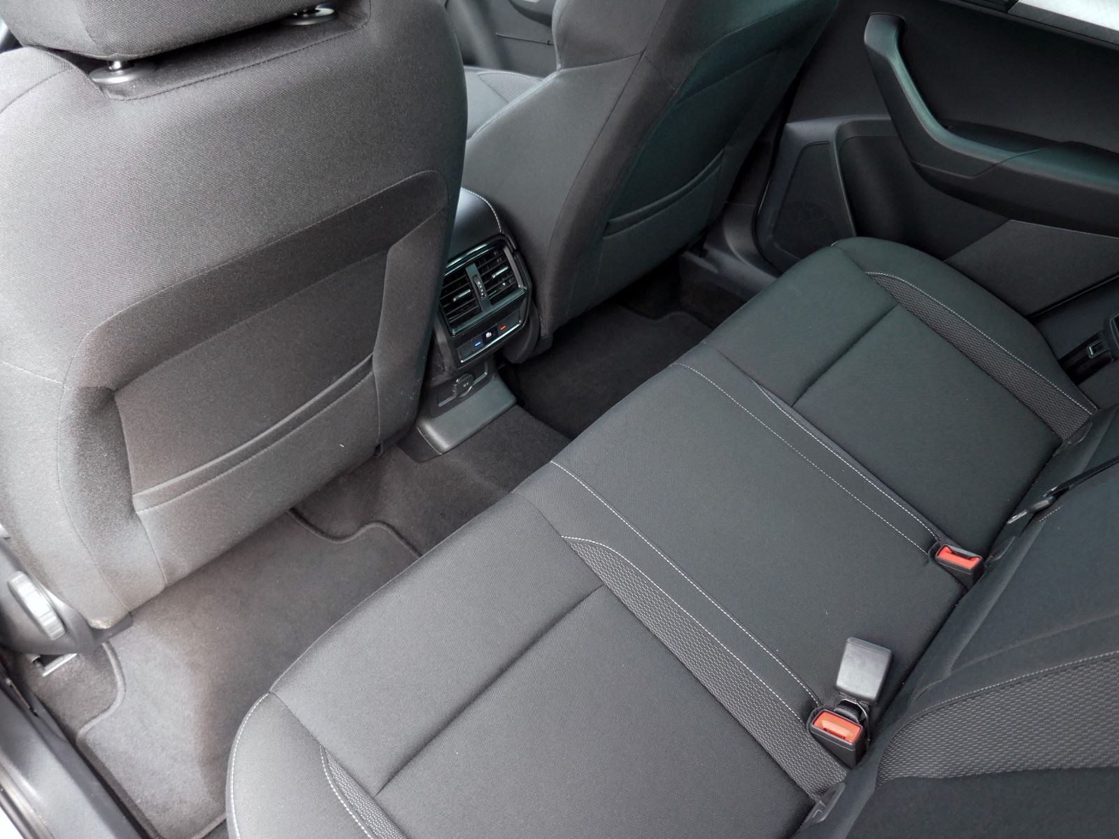 Fahrzeugabbildung SKODA Karoq Tour 4x4 2.0 TDI | LED AHK RFK ACC