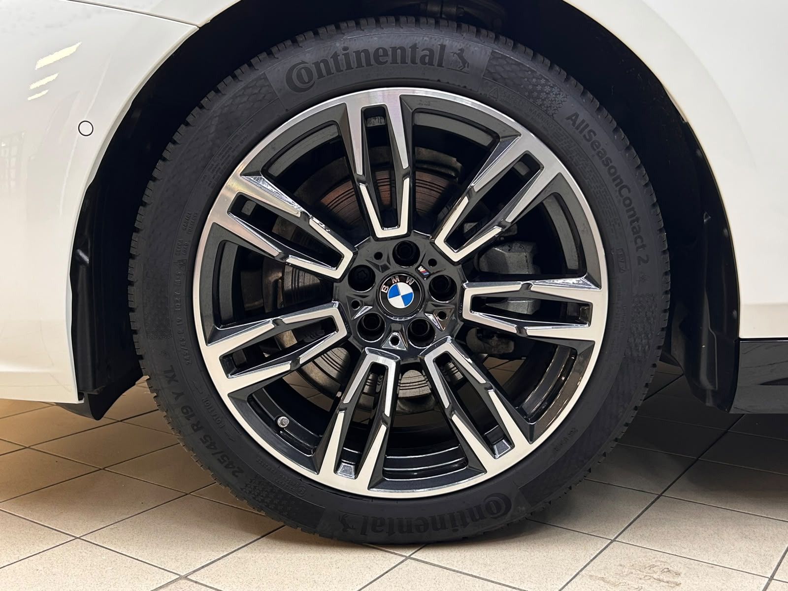 Fahrzeugabbildung BMW 520 T Sport Aut M PAKET+SCHADO+HEAD+H&K+360+AHK+