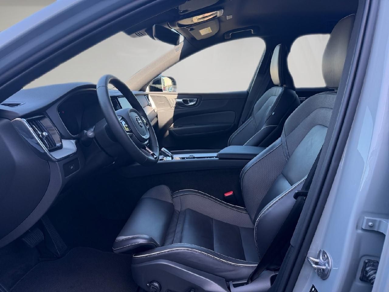 Fahrzeugabbildung Volvo XC60 B4 Diesel Plus Dark 2WD