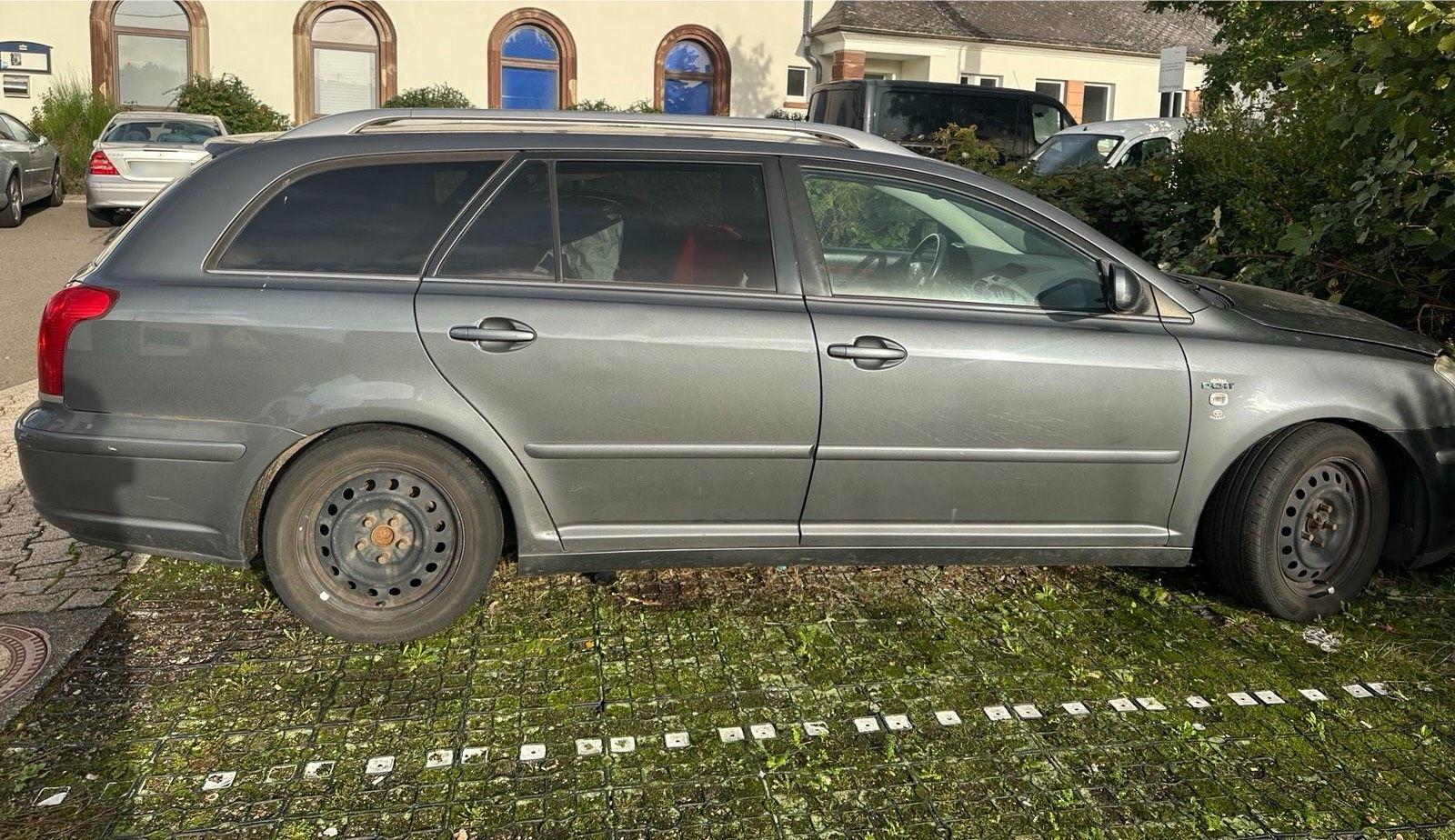 Toyota Avensis 2006 — rear view
