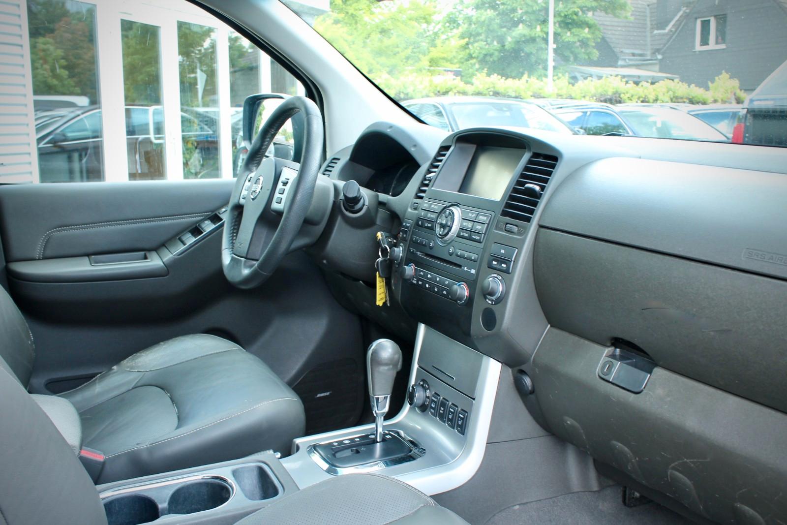 Nissan Navara 3.0 V6 dCi 231 ch BVA 4x4 / 184 000 km / Cuir brun / Toit ouvrant / Bose / Hardtop