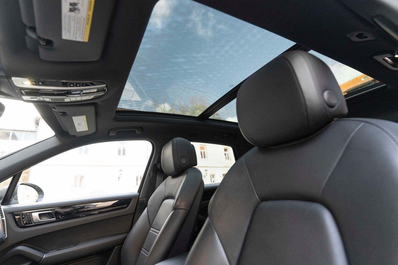 Fahrzeugabbildung Porsche Cayenne E-Hybrid  SPORT CHRONO BOSE LED  360°